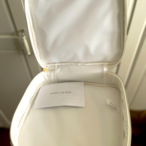 ❤️🔥HOST PICK 🔥🌸Brand New Estée Lauder cosmetic Bag in white patent/glossy - Picture 8 of 9